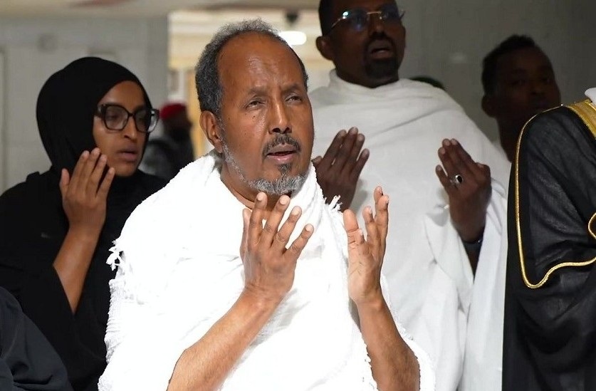 Madaxweynaha oo Cumreysanaya.jpg